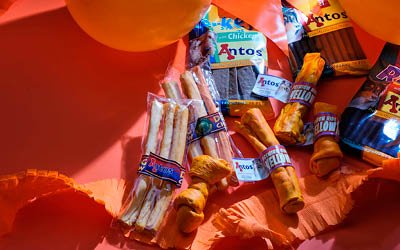 Juichen met oranje hondensnacks