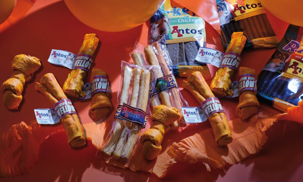 Juichen met oranje hondensnacks